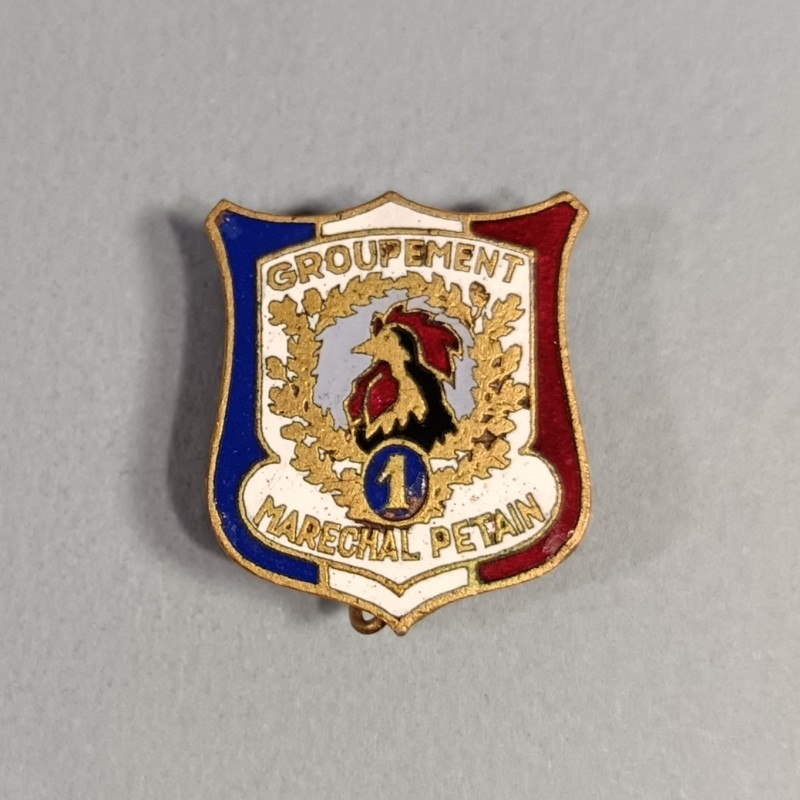 INSIGNE DES CHANTIERS DE JEUNESSE N° 1 GROUPEMENT MARECHAL PETAIN 1940 1944 GVT DE VICHY FABRICATION J. DECAT
